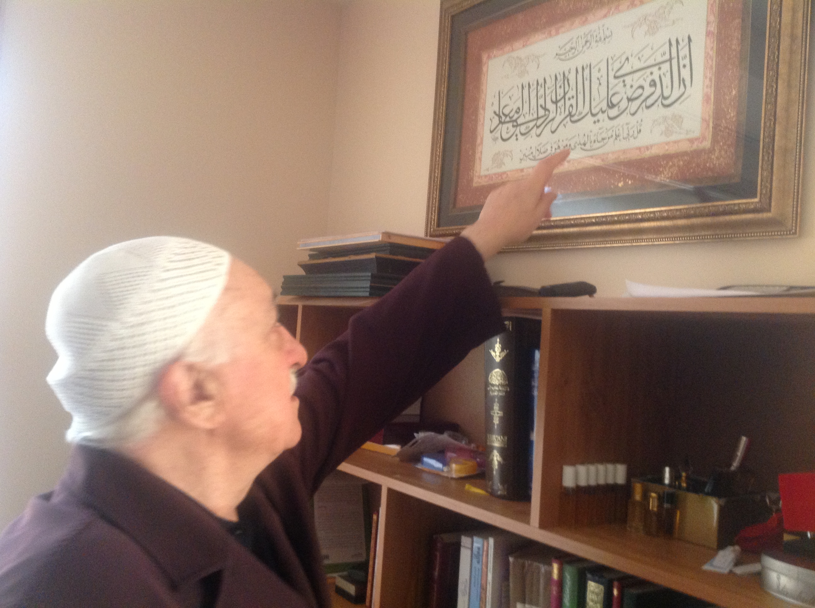 Muhterem Fethullah Gülen Hocaefendi, Kasas Sûresi'nin 85. ayet-i kerimesini ihtiva eden tabloyu gösterirken