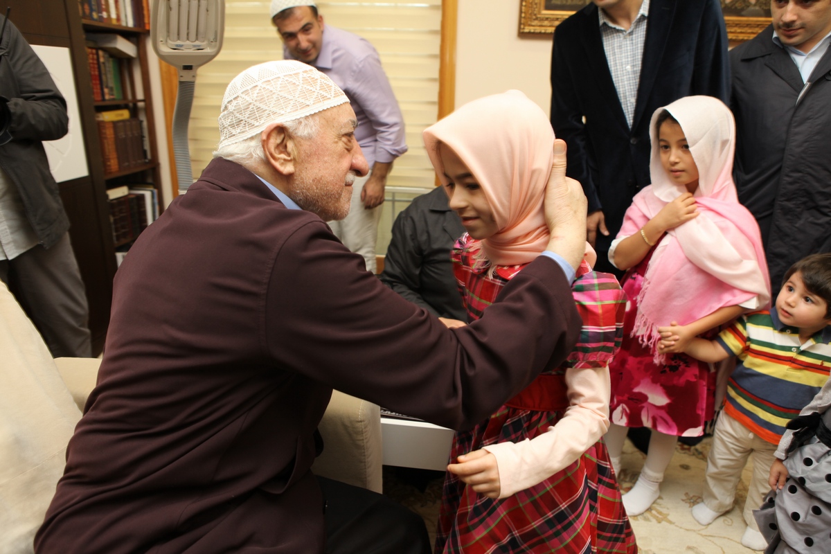 Muhterem Fethullah Gülen Hocaefendi çocuklara bayram harçlığı ve çikolata dağıtırken