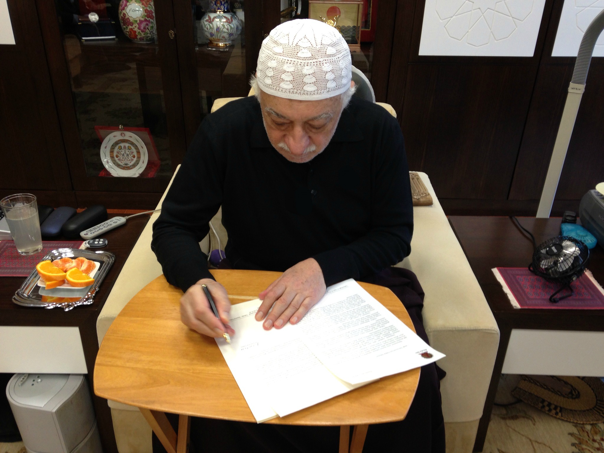 Muhterem Fethullah Gülen Hocaefendi, IRMAK Televizyonu’nun yayın hayatına başlayışı münasebetiyle gönderdiği tebrik mesajını imzalarken